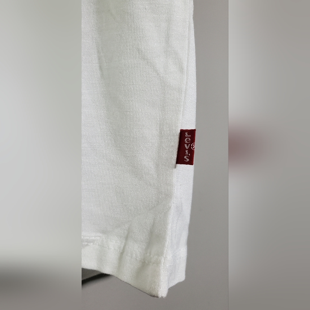 NWT Medium & Large Levi's Women's White V-Neck T-Shirt Relaxed Fit - Picture 2 of 16
